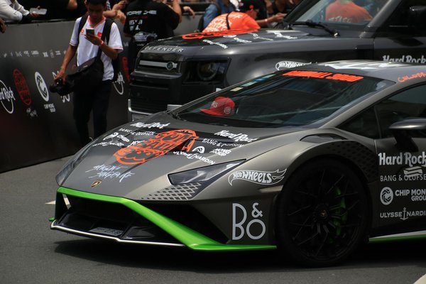 How to configure the dual-zone climate control in a British luxury sedan for maximum comfort?